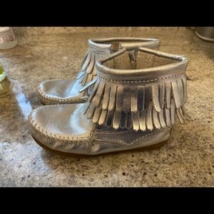 Minnetonka girl’s size 11